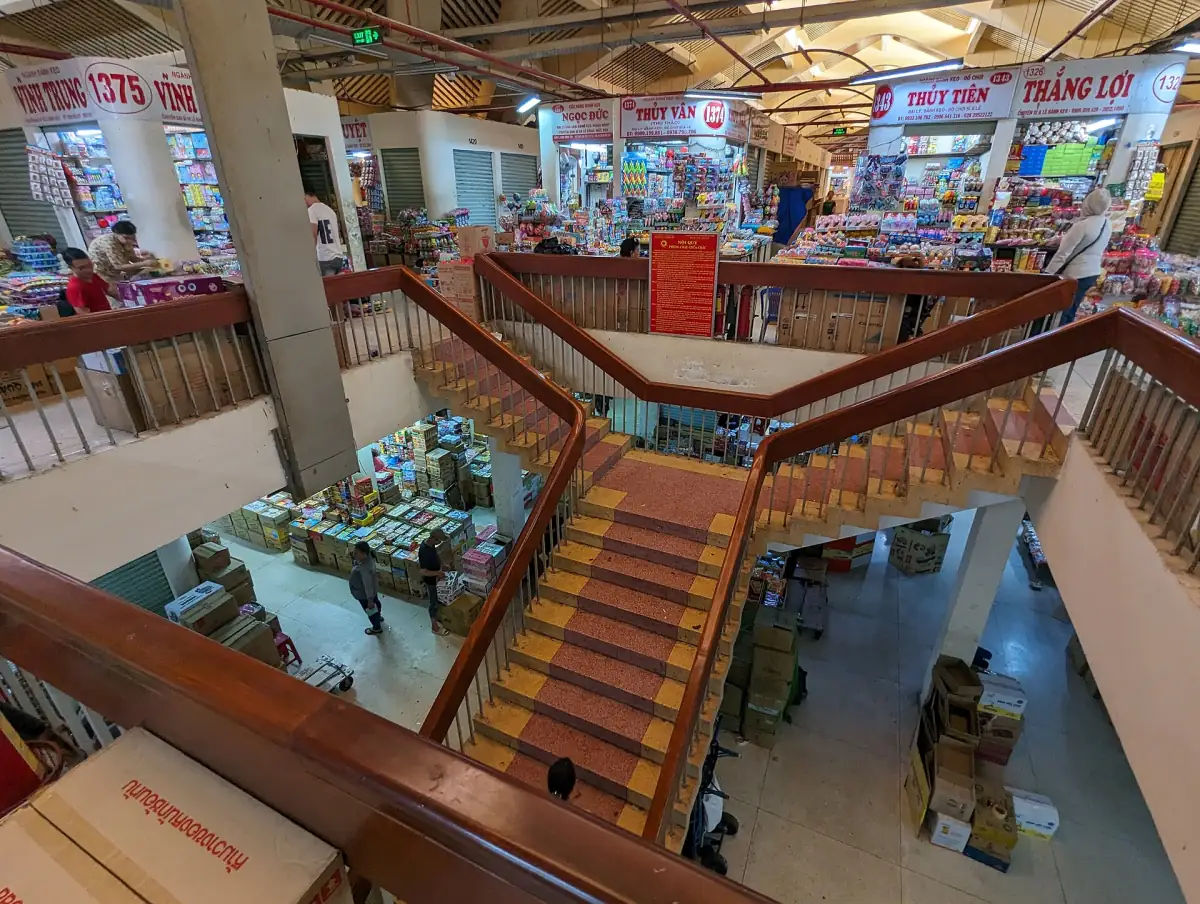 Holztreppe im Innenhof des Binh-Tay-Markts
