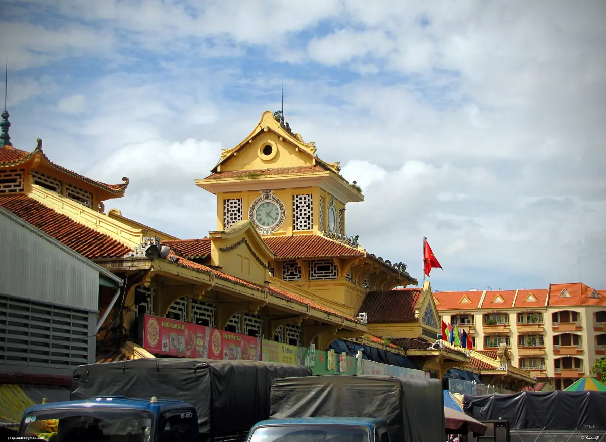 Gelber Turm und Ziegeldächer des Binh-Tay-Markts in Cholon