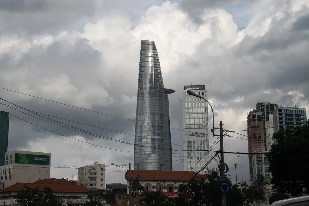 Bitexco Tower und Hausdächer unter bewölktem Himmel in Saigon