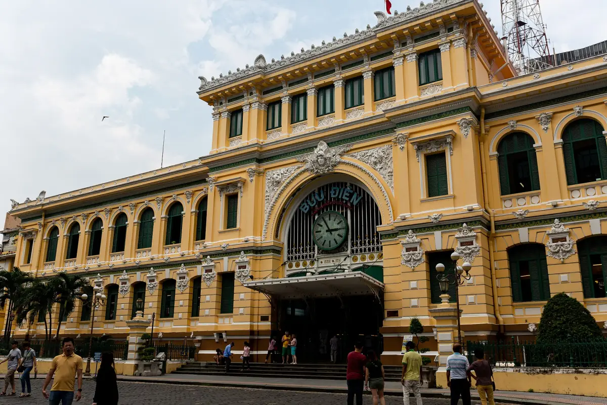 Vorderseite des Hauptpostamts von Saigon mit dem Bogenfenster in der Mitte