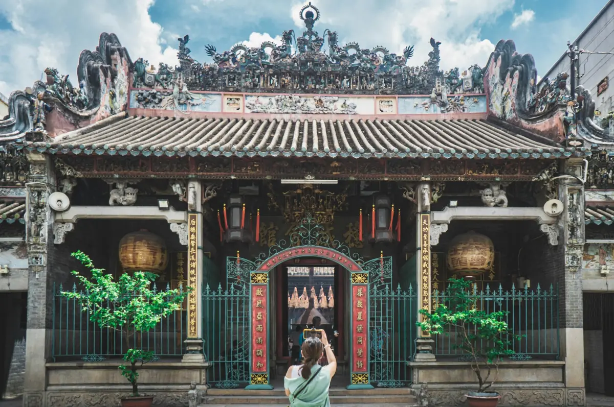 Verzierte Fassade eines chinesischen Tempels in Ho-Chi-Minh-Stadt
