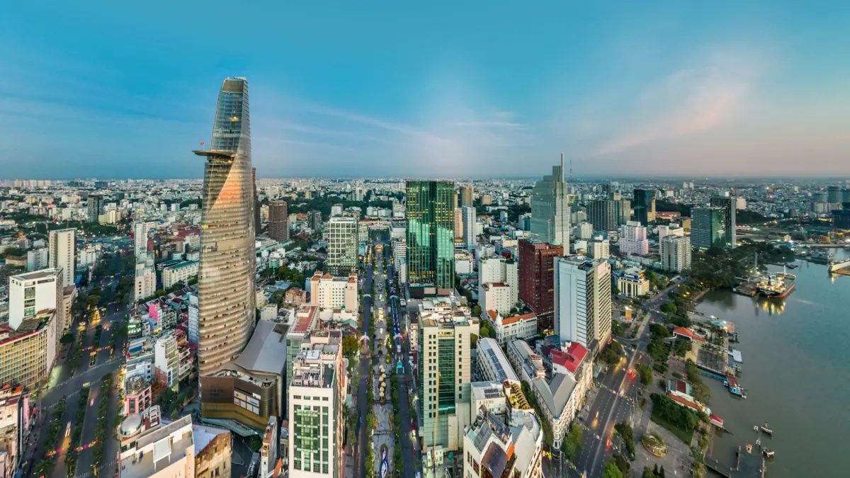 Đường chân trời ban ngày với tòa tháp cao bên sông nhìn từ trên cao