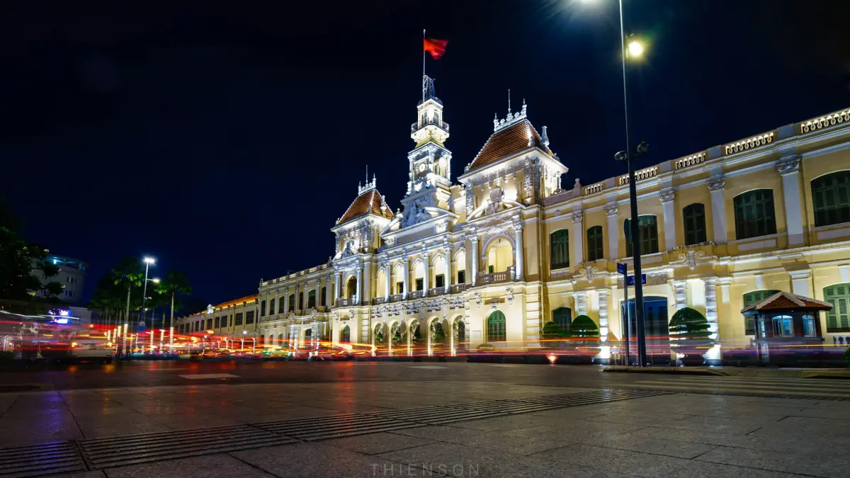 Tòa nhà trụ sở kiểu thuộc địa sáng đèn về đêm