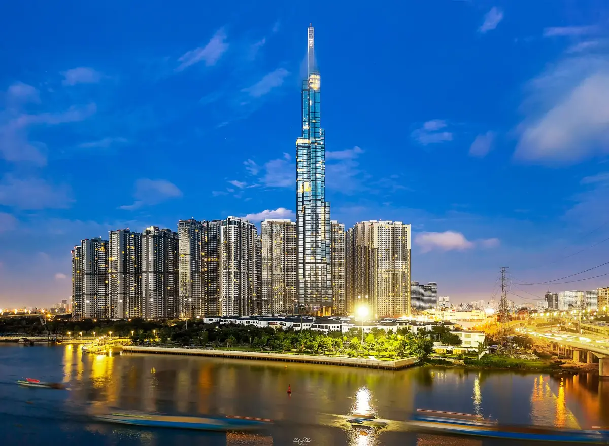 Landmark 81 und Uferhochhäuser spiegeln sich in der Dämmerung im Wasser