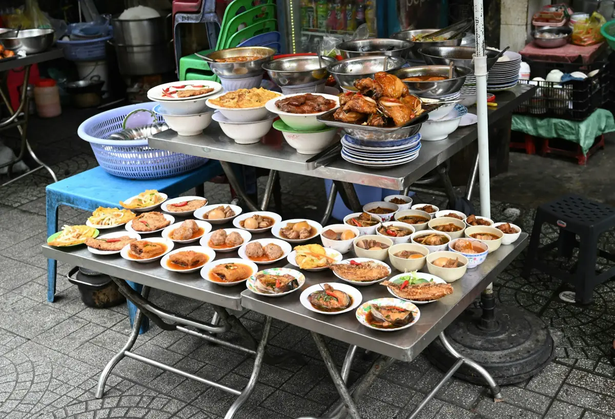Quầy ăn đường phố với nhiều món cơm trưa bày trên bàn