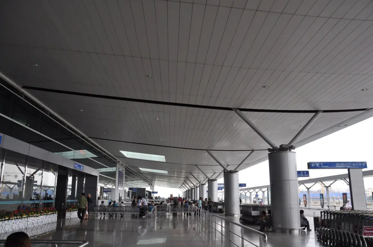 Vordach der Abflugebene am Flughafen Tan Son Nhat