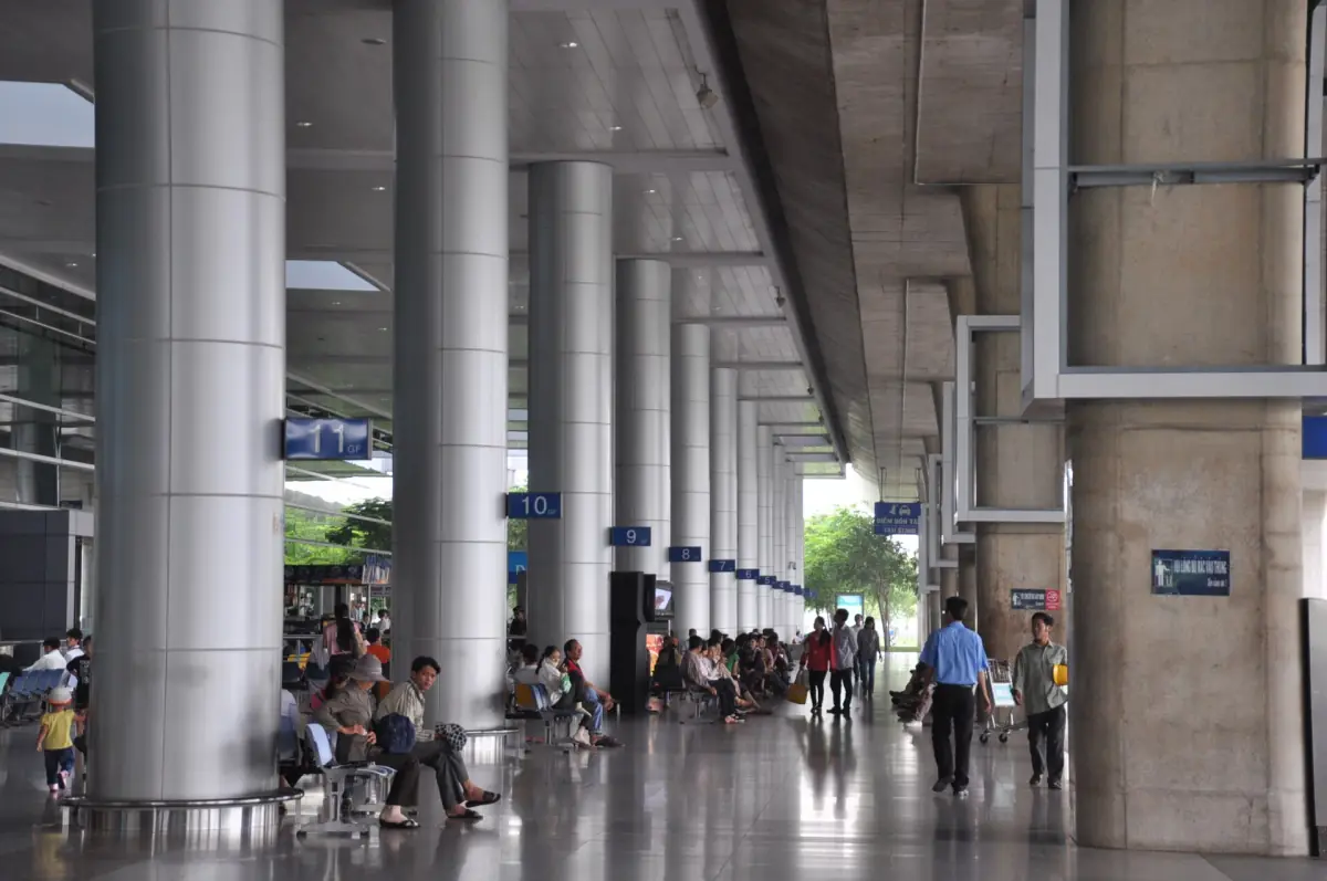 Außenbereich der Ankunftshalle mit Säulen am Flughafen Tan Son Nhat