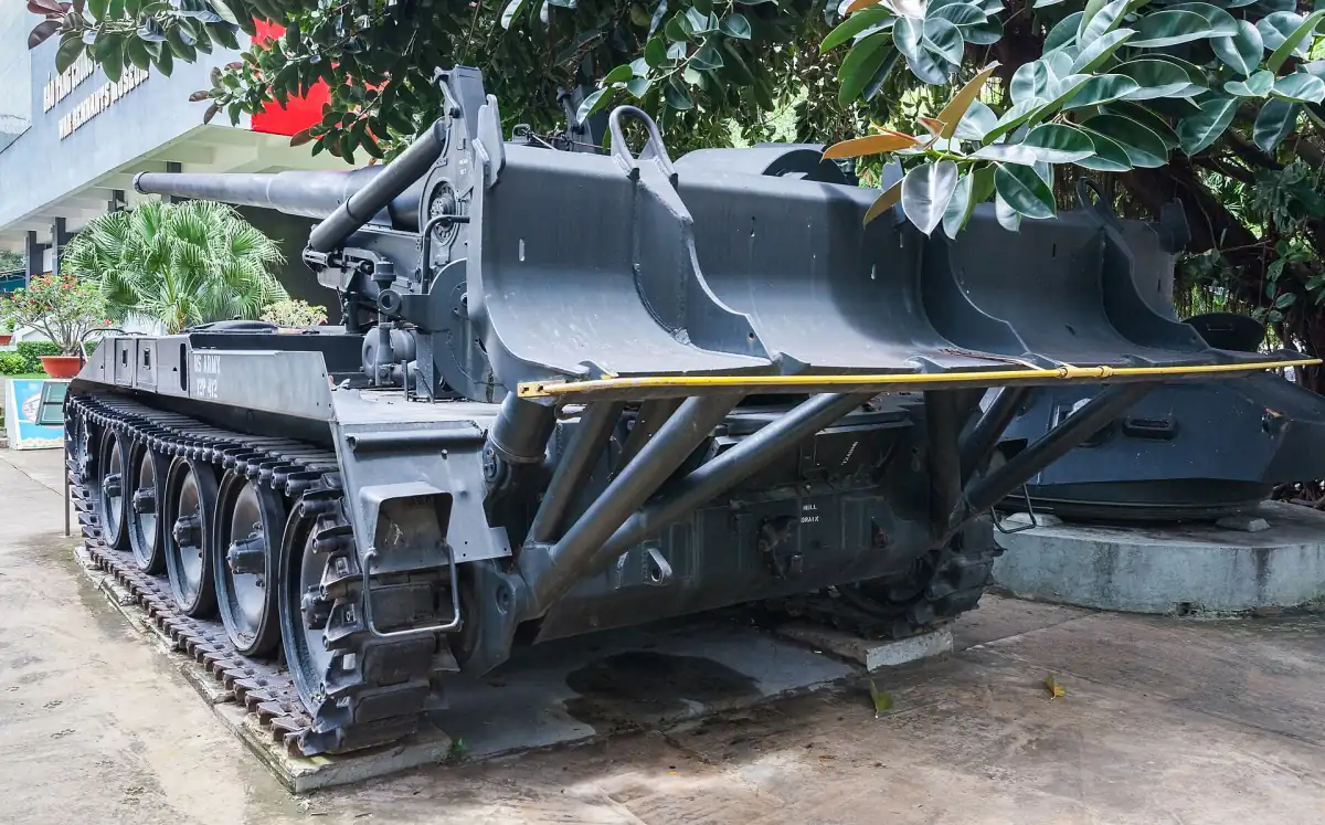 Xe thiết giáp công binh trưng bày ngoài trời tại bảo tàng