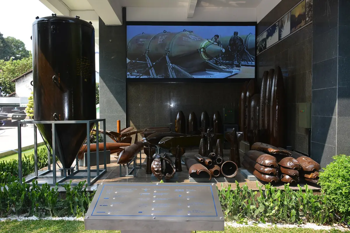 Ausstellung alter Munitionshülsen im Außenhof des Museums